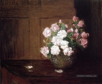 Roses dans un bol en argent sur une table en acajou fleur nature morte Julian Alden Weir Peinture à l'huile